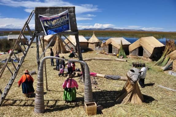 Desembarcando na Ilha San Miguel, uma das mais de cem Islas Flotantes do lago Titicaca, perto de Puno, no Peru